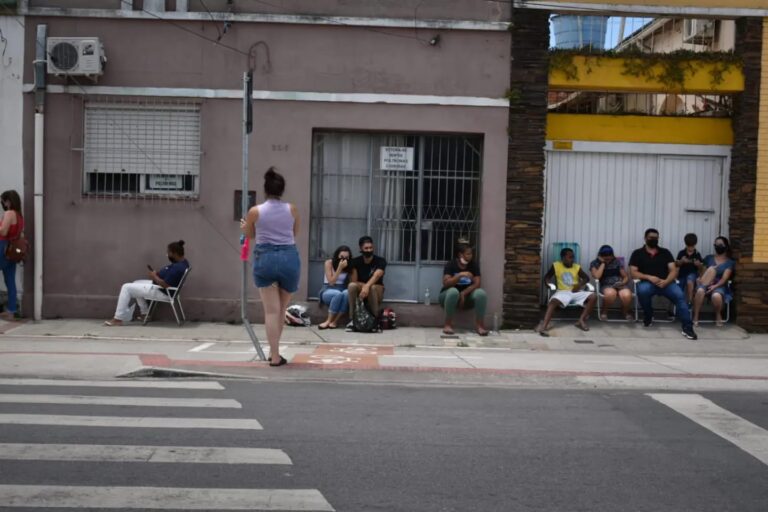 População aguarda testes de Covid no sol